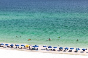 Una spiaggia nelle vicinanze, lettini da mare, teli da spiaggia