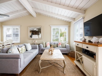 Spacious and lofty 3 bedroom with A/C & Extra Den!