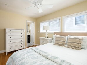 3 Schlafzimmer, Schreibtisch, Bügeleisen/Bügelbrett, Reisekinderbett