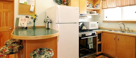 Wasserkocher mit Kaffee-/Teezubehör, Kühlschrank, Mikrowelle, Ofen