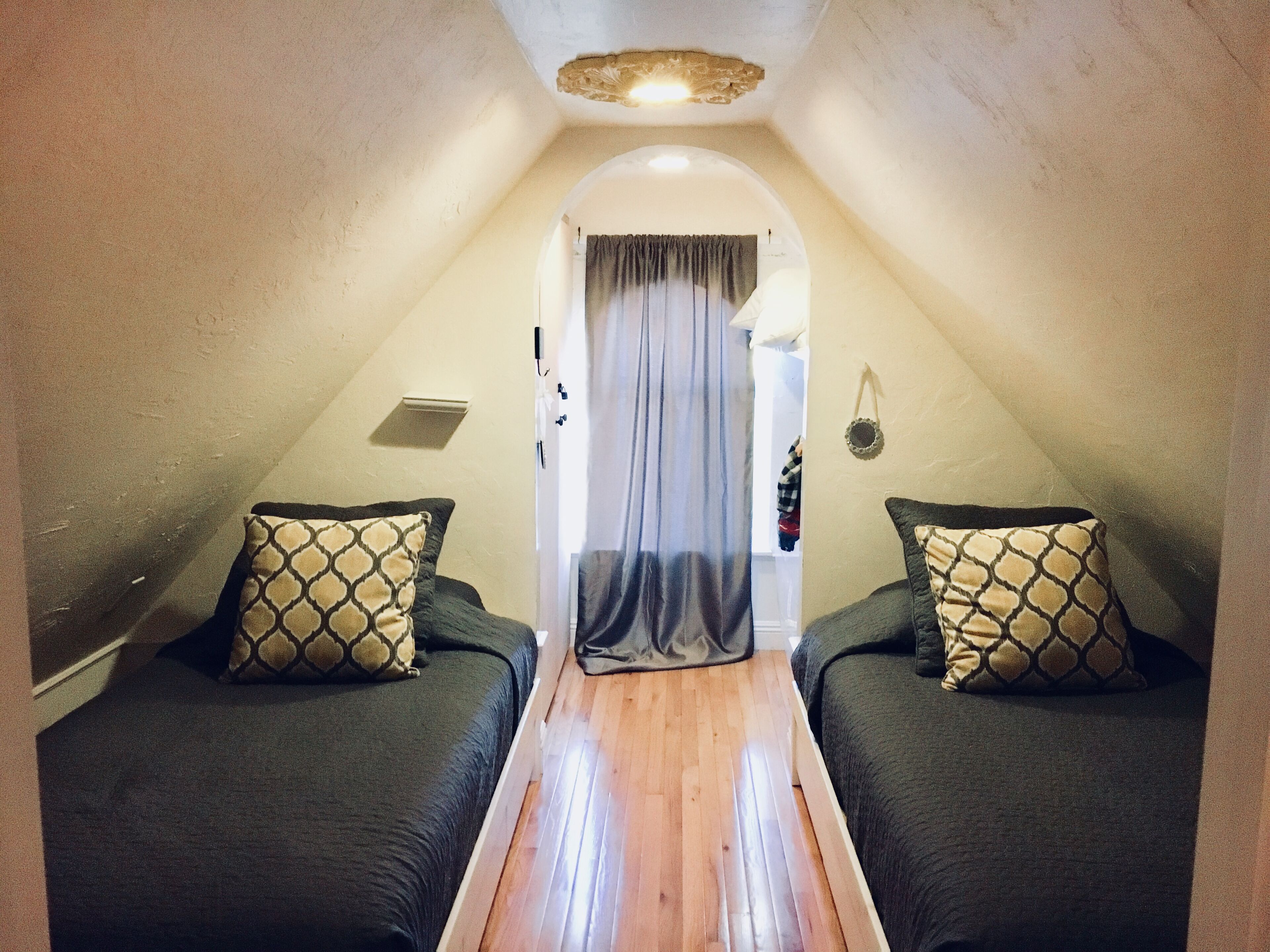 Remodeled Cabin! 10 minute walk to Lake! or short drive to Ski Resorts!