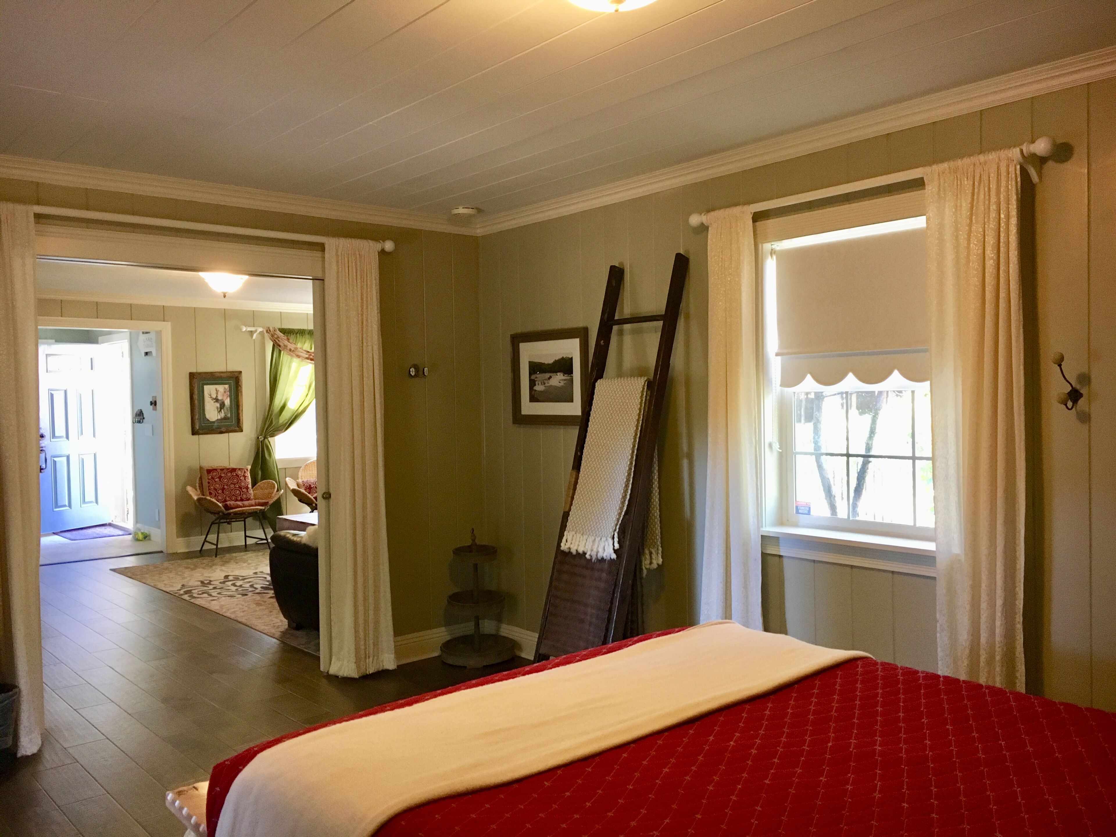 Remodeled Cabin! 10 minute walk to Lake! or short drive to Ski Resorts!