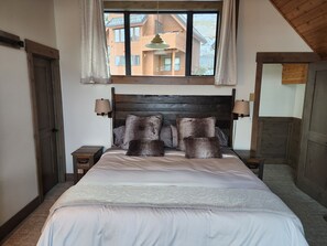 4 bedrooms, in-room safe, iron/ironing board, travel crib