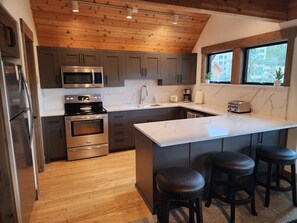 Refrigerador, microondas, horno, placa de cocina