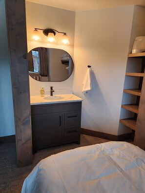 4 bedrooms, in-room safe, iron/ironing board, travel cot - Totally Remodeled Arrowhead Chalet. Awesome location!! Ski in/ski out!! (Big Sky)