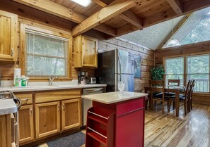 Fridge, microwave, oven, stovetop - One Bedroom plus Loft close to dollywood and Pigeon Forge Dog Friendly (Sevierville)