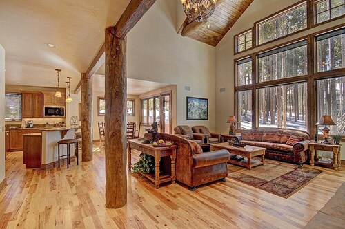 2 blocks to Ski- Fireplace - Luxury Amenities- Shuttle To Town - Hot Tub-WIFI