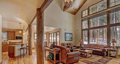 2 blocks to Ski- Fireplace - Luxury Amenities- Shuttle To Town - Hot Tub-WIFI