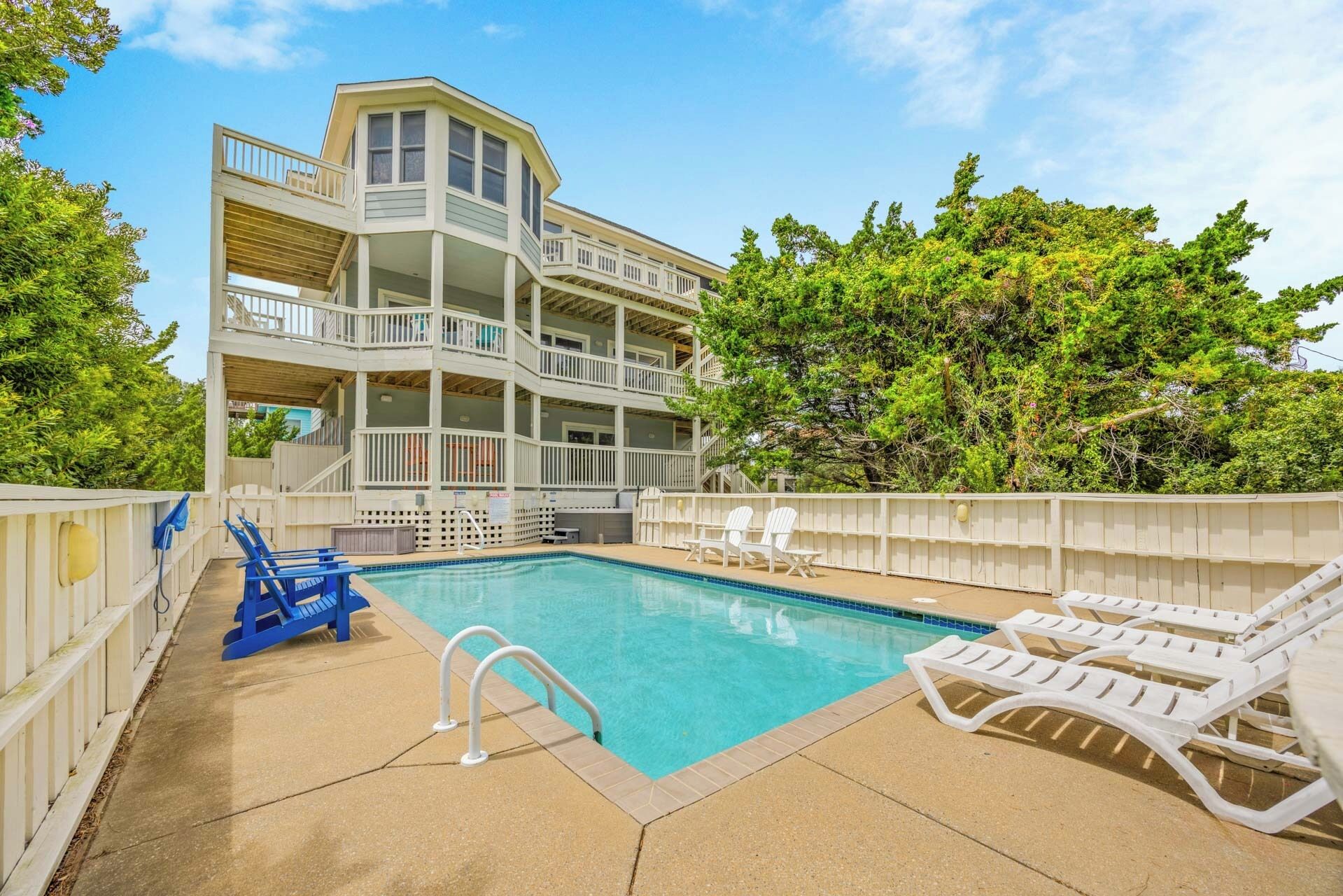 Utendørsbasseng og et oppvarmet basseng