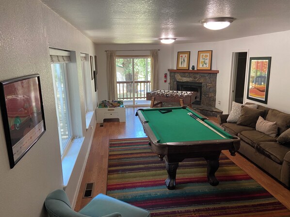 Games room - Pine Mountain Lake Retreat. Our Home Has It All. Family and pet friendly (Groveland)