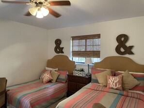4 bedrooms, desk, iron/ironing board, travel cot - Pine Mountain Lake Retreat. Our Home Has It All. Family and pet friendly (Groveland)