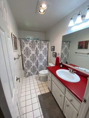 Combined shower/bathtub, jetted bath, hair dryer, towels - Pine Mountain Lake Retreat. Our Home Has It All. Family and pet friendly (Groveland)