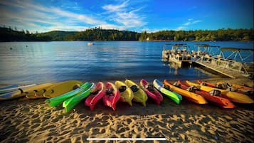 Beach nearby, sun loungers, beach towels