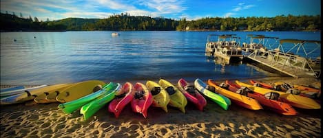 Nära stranden, solstolar och strandhanddukar