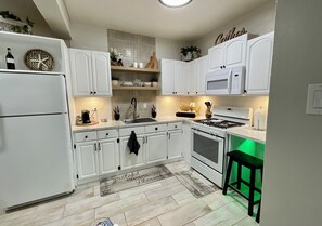Refrigerador, microondas, horno, placa de cocina