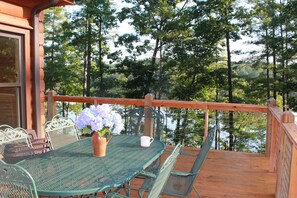 Outdoor dining - Lakefront Log Cabin with private dock on Lake Rhodhiss with Kayaks & Paddleboard (Valdese)