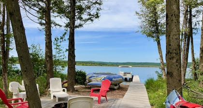 Near Crystal Mountain-Lakefront w/ Pontoon & Game Room