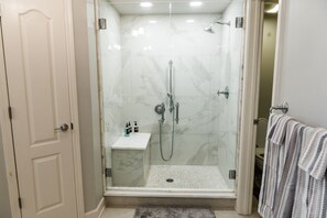 Ensemble douche/baignoire, sèche-cheveux, serviettes fournies, savon