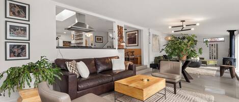 Smart-tv, eldstad, ett bordtennisbord och böcker