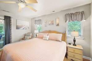 3 bedrooms, desk, iron/ironing board, free WiFi