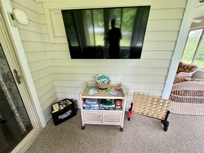 Smart TV y chimenea 