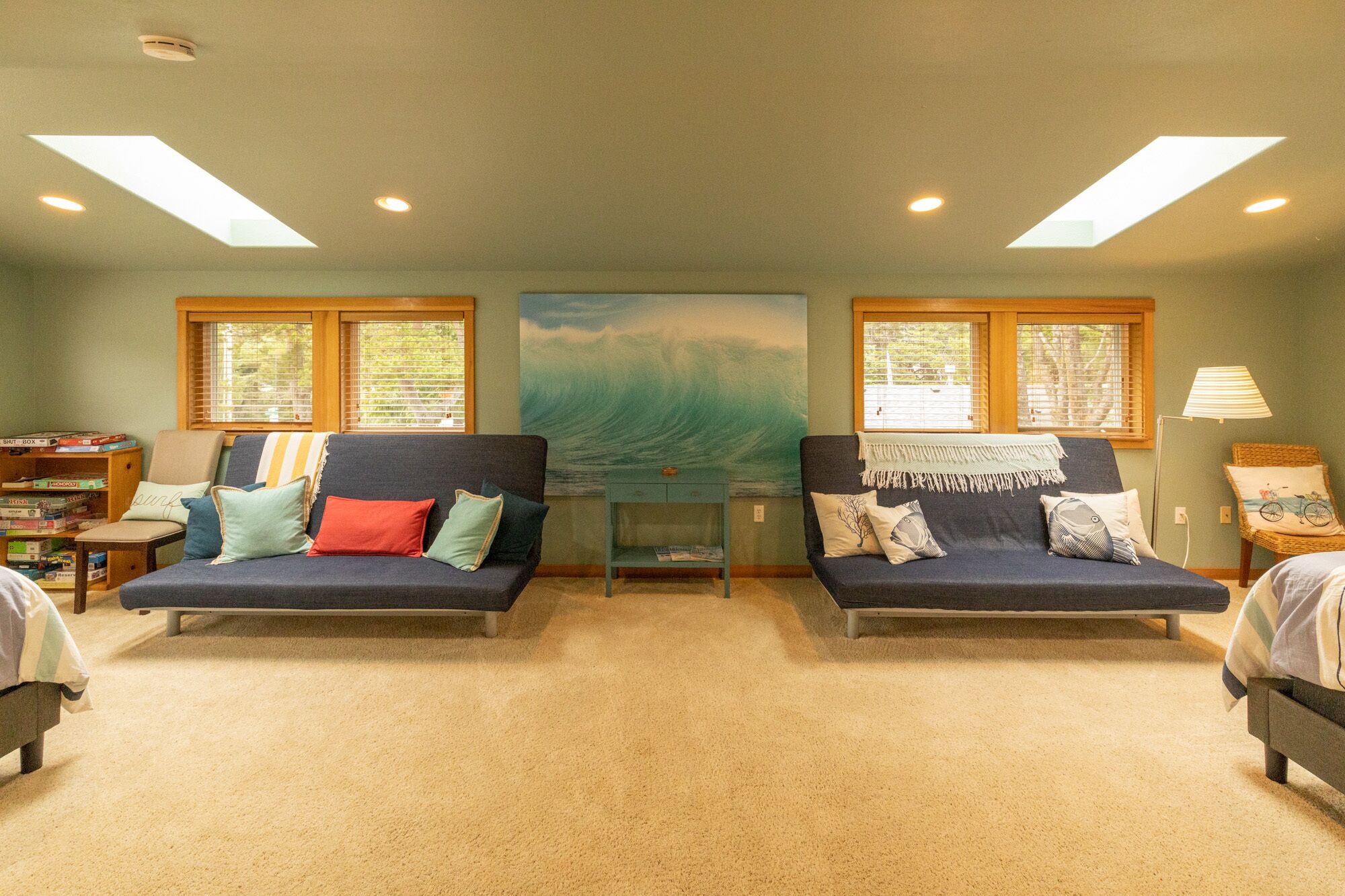 Gorgeous, spacious, ONE BLOCK TO THE BEACH & pet friendly. Work + School WiFi!