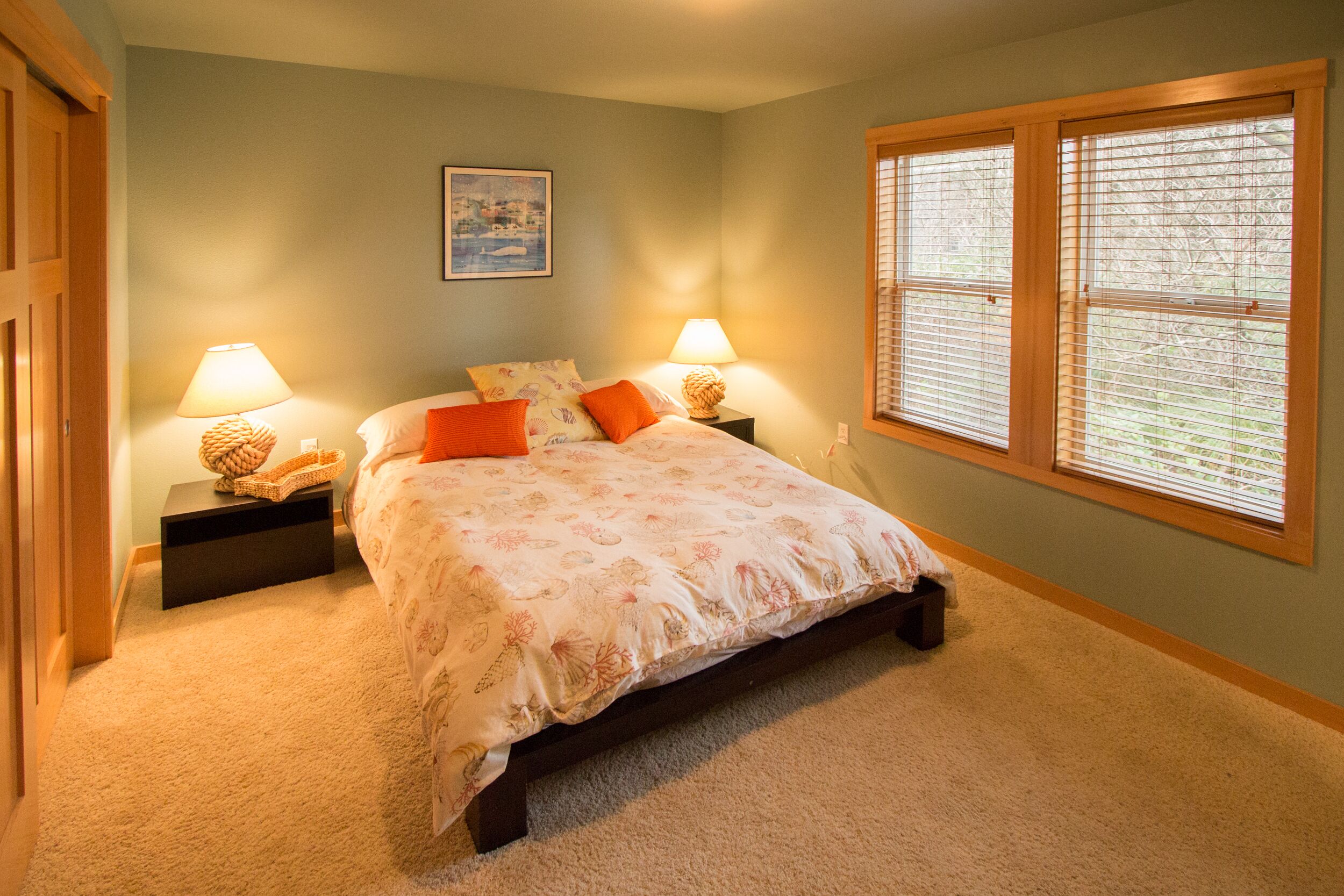 Gorgeous, spacious, ONE BLOCK TO THE BEACH & pet friendly. Work + School WiFi!