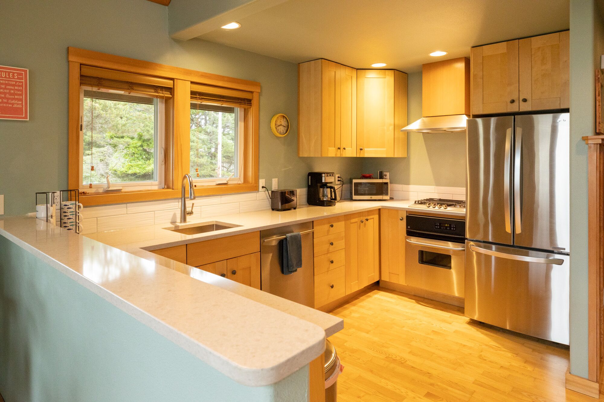 Gorgeous, spacious, ONE BLOCK TO THE BEACH & pet friendly. Work + School WiFi!