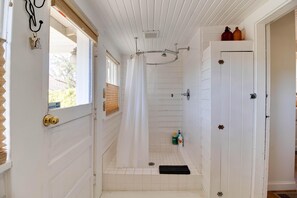Hair dryer, towels, soap, shampoo - Hygge Harmony- Salt Hot Tub, 2 Fireplaces, 100+mbps Wifi, AC, Walk to Galveston! (Bend)