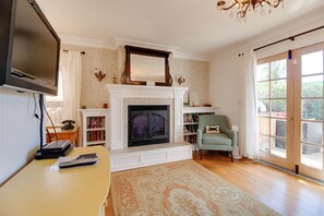 Smart TV, chimenea y libros