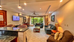 Smart-TV, DVD-spiller og bøker