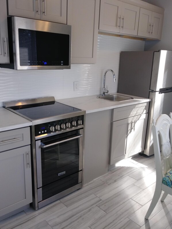 Refrigerador, microondas, horno y parrilla de estufa