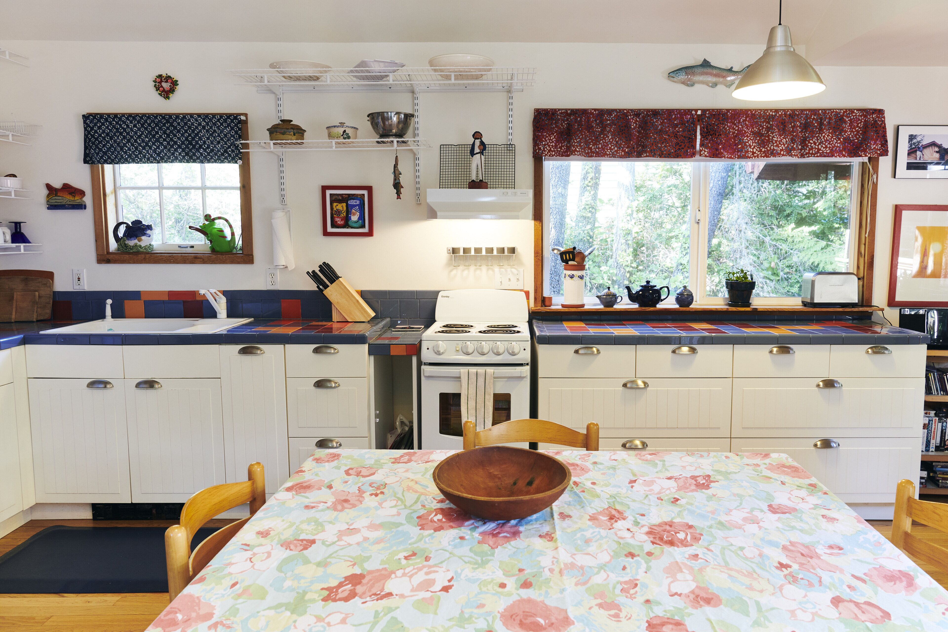 Sunbursts Cottage, MCA #1011, Inviting, Close-in Wooded Setting