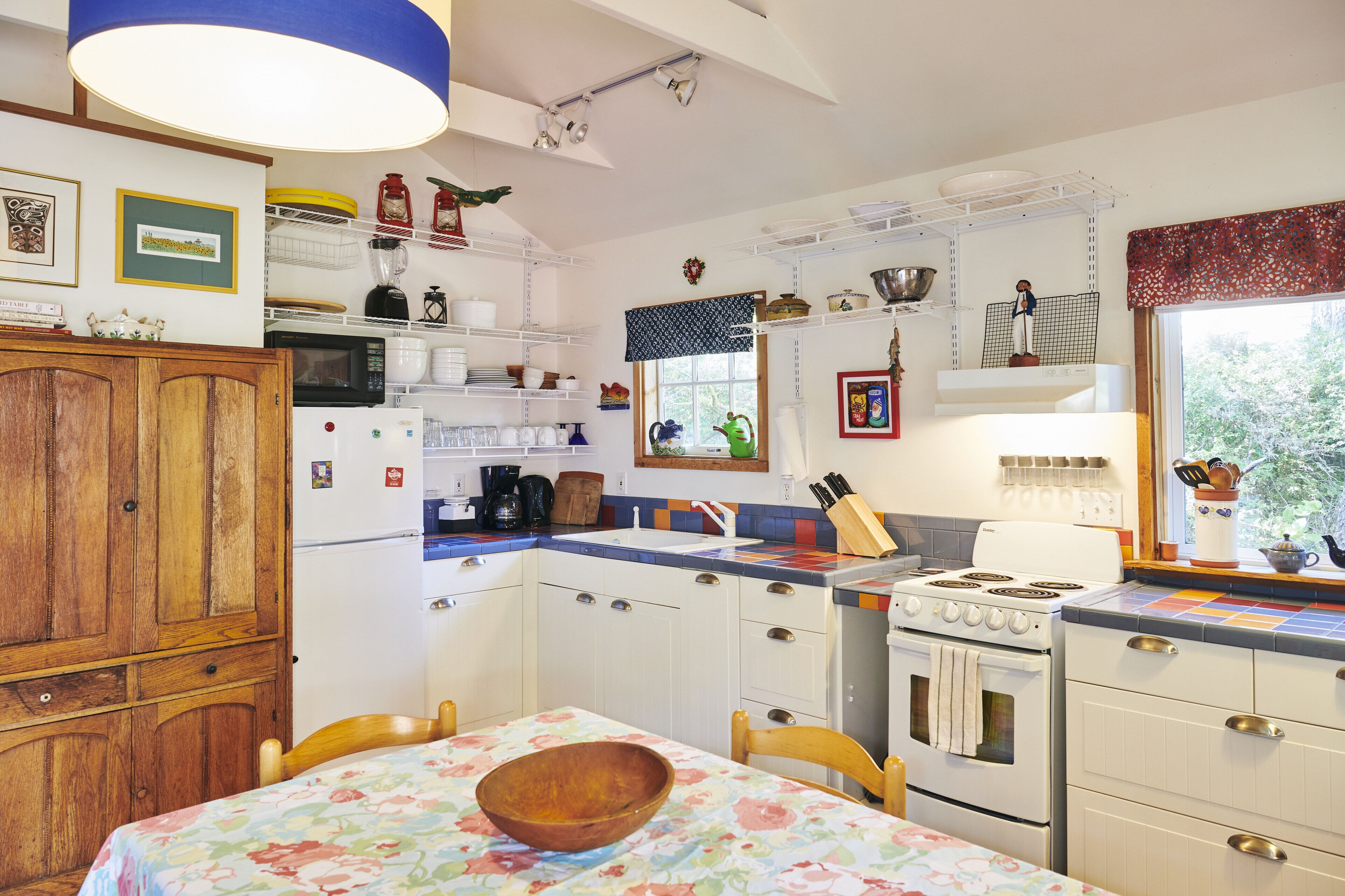 Sunbursts Cottage, MCA #1011, Inviting, Close-in Wooded Setting