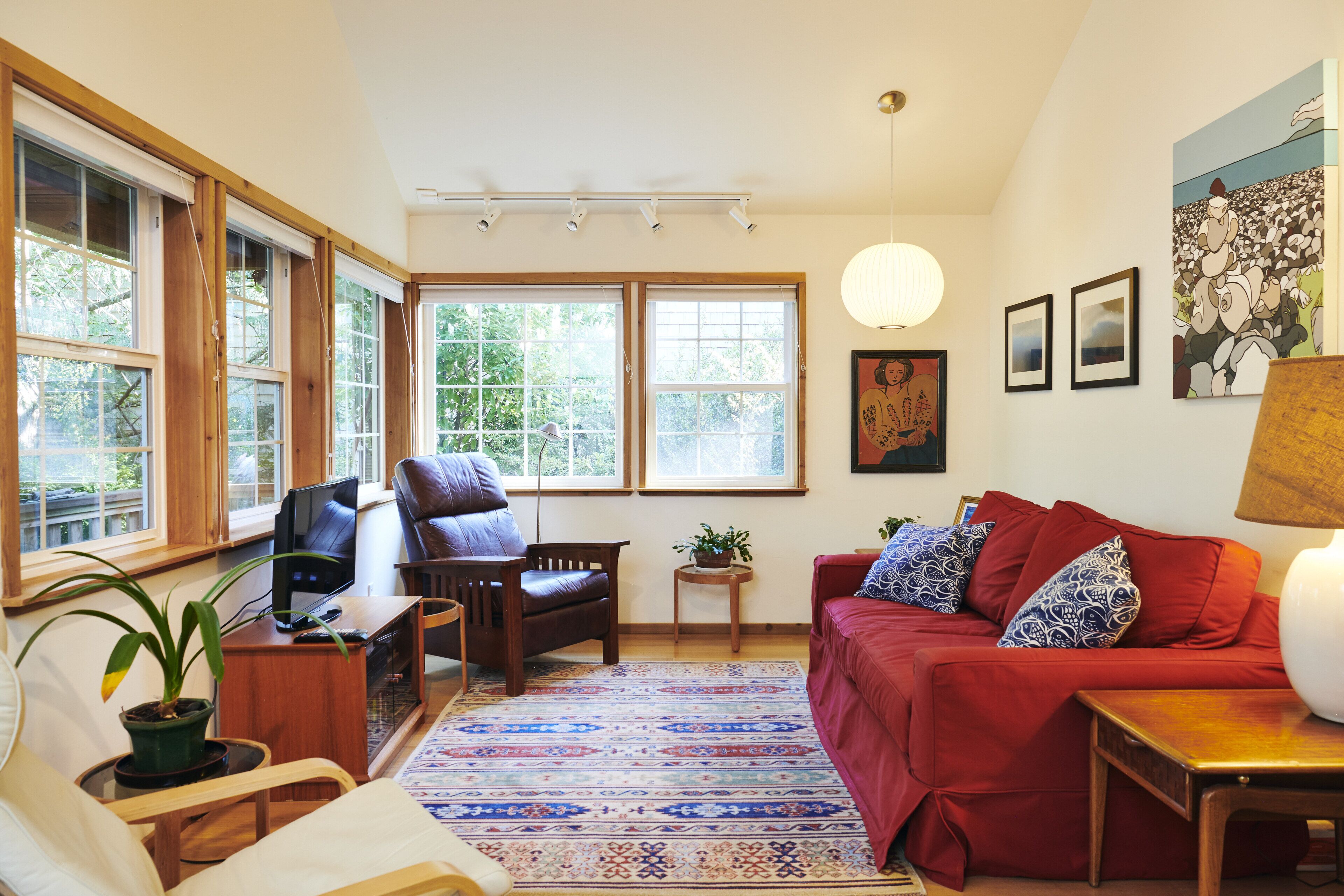 Sunbursts Cottage, MCA #1011, Inviting, Close-in Wooded Setting