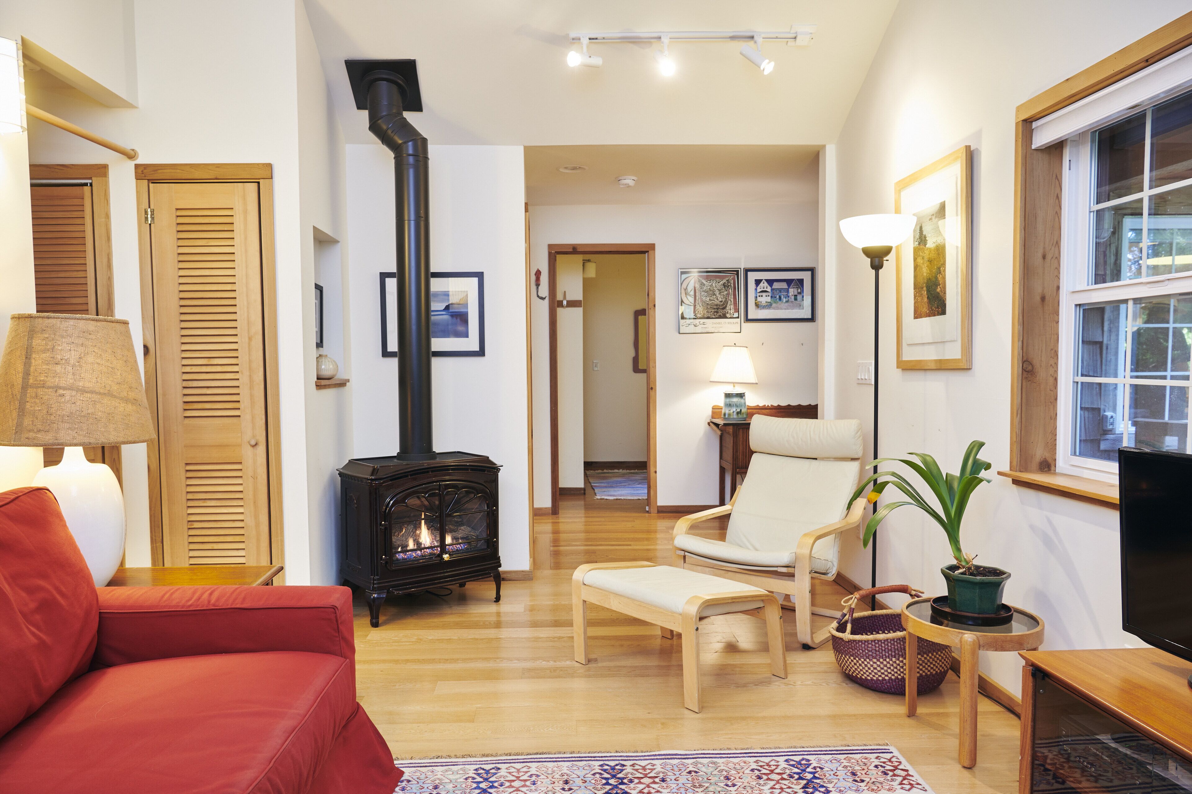 Sunbursts Cottage, MCA #1011, Inviting, Close-in Wooded Setting