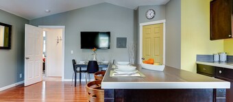 1 Mile to Downtown. Charming, Comfortable And Very Spacious. Come Enjoy Bend.