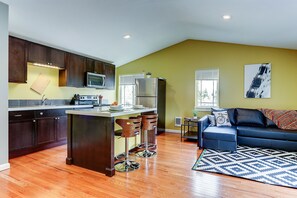 TV, music library, video library - 1 Mile to Downtown. Charming, Comfortable And Very Spacious. Come Enjoy Bend. (Bend)