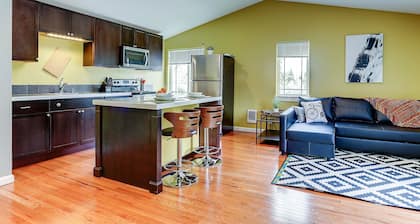 1 Mile to Downtown. Charming, Comfortable And Very Spacious. Come Enjoy Bend.
