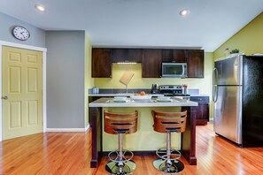 Fridge, microwave, oven, stovetop - 1 Mile to Downtown. Charming, Comfortable And Very Spacious. Come Enjoy Bend. (Bend)