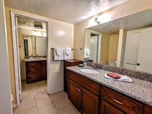 Combined shower/tub, towels