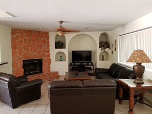 TV, caminetto, lettore DVD, impianto stereo