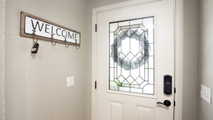 A white door with a glass panel and a welcome sign above it. - 5 ⭐️ Clean & Quiet Barstow Retreat (Amarillo)