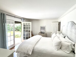 4 bedrooms, desk, iron/ironing board, free WiFi