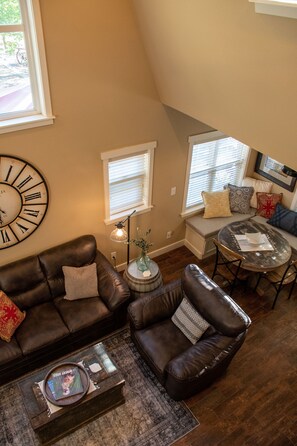 Una Smart TV, un reproductor de DVD, un reproductor estéreo