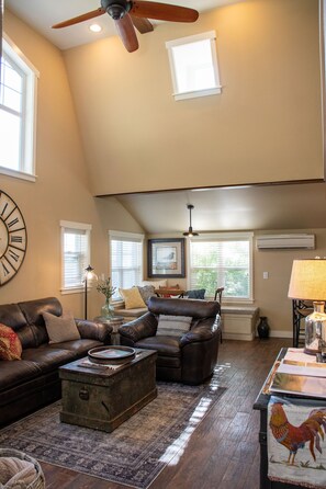 Una Smart TV, un reproductor de DVD, un reproductor estéreo