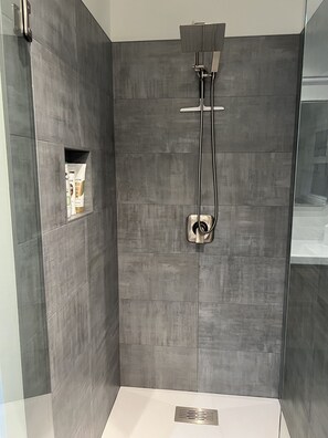 Ensemble douche/baignoire, sèche-cheveux, serviettes fournies, savon