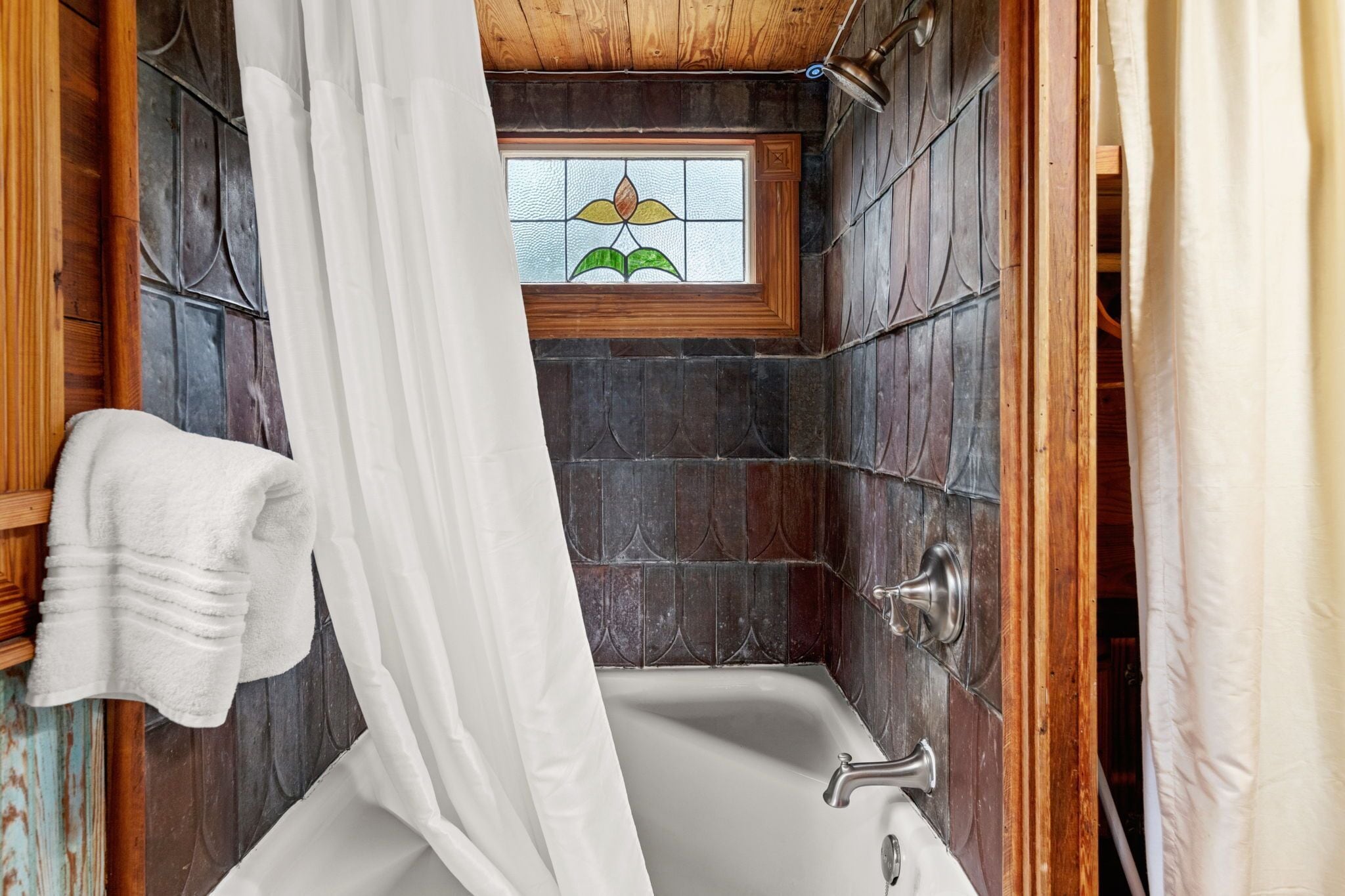 Duschwanne, Haartrockner, Handtücher