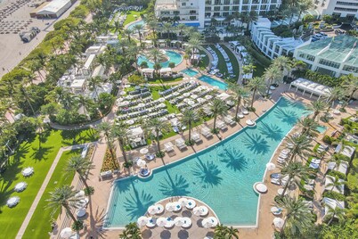 Ocean view corner suite. 2 Balconies, full kitchen, washer/dryer. No resort fee!