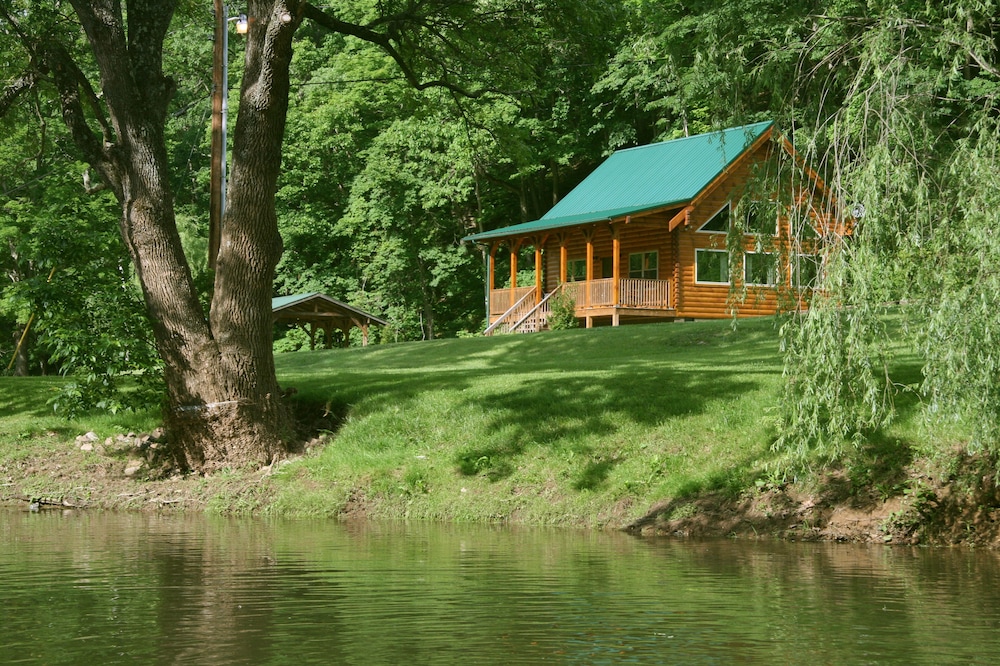 The Bear Foot Cabin at Walker Creek Retreat